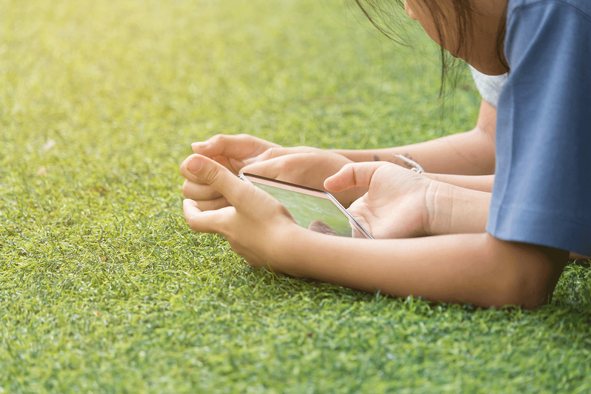 Anti-static artificial grass